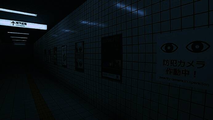 游戏中昏黄灯光下的地下通道，墙壁贴有老旧广告，营造出压抑的阈限空间感