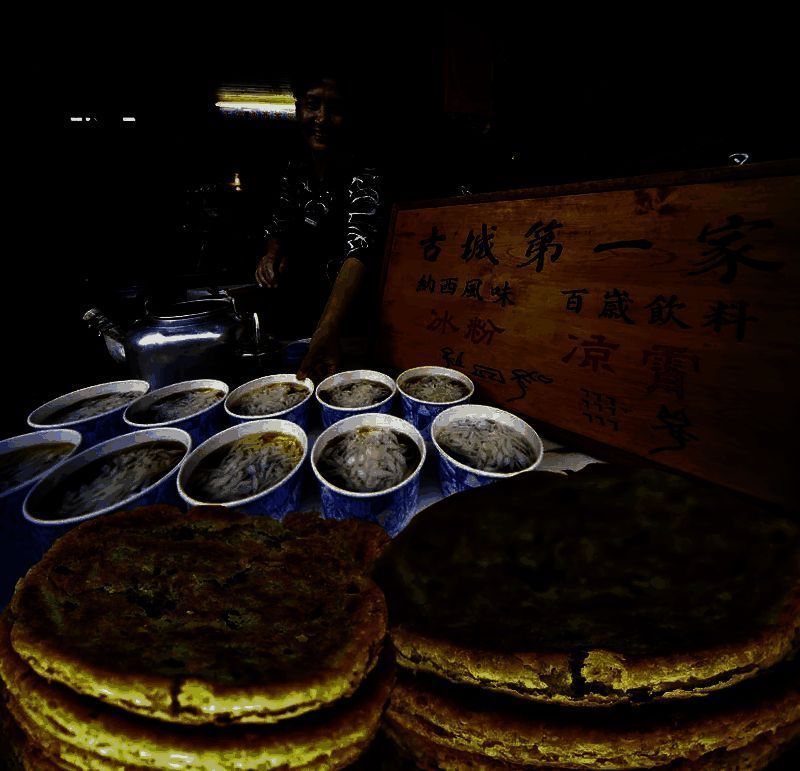 丽江特色美食拼盘，包含金黄酥脆的丽江粑粑和晶莹剔透的鸡豆凉粉，摆盘精致，充满地方风味