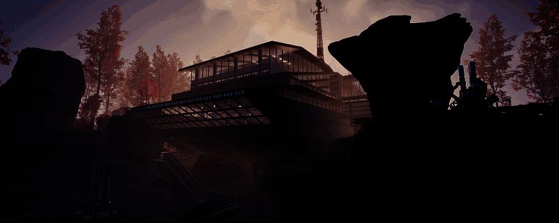 《幸福工厂》游戏内场景，玩家正在外星地表建造大型工厂，传送带与机械臂交错运行，远处有奇异生物出没