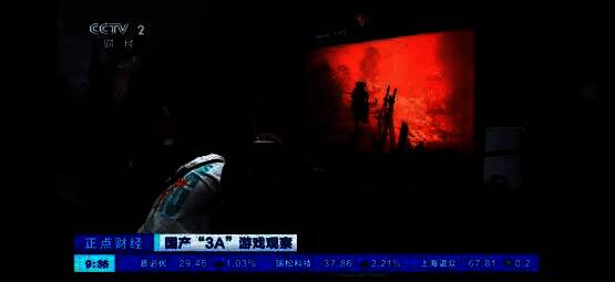 开发团队在展台与海外玩家交流，现场气氛热烈