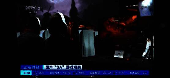 央视报道画面截图，记者正在介绍《影之刃零》的文化内涵与技术亮点