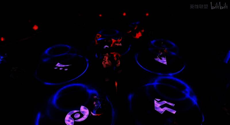 ‘致命丽花’系列皮肤概念图，多位女英雄身着暗紫色荆棘战甲，眼神冷艳，背景弥漫神秘花影