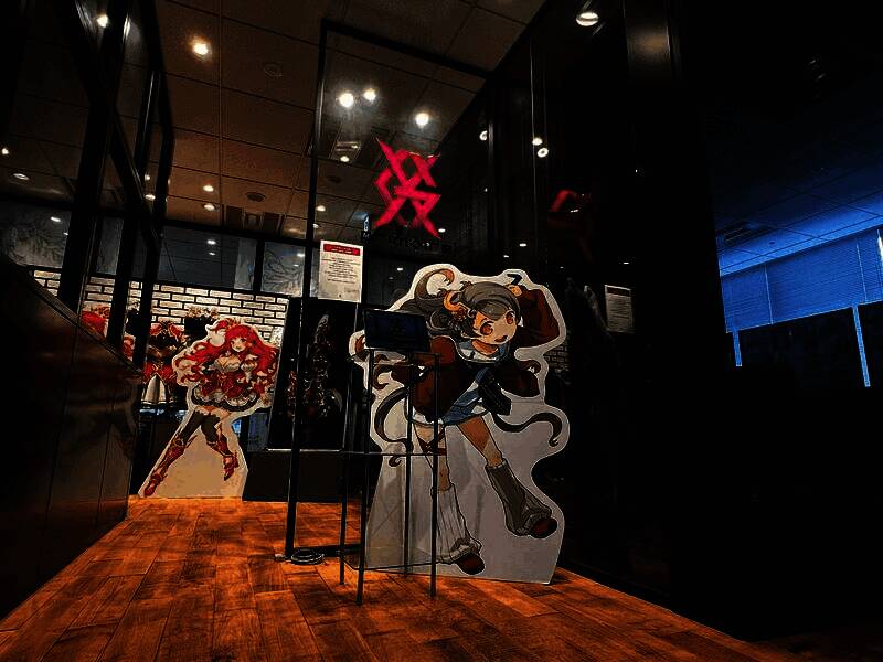 Grimoire办公室内部场景，墙上贴满手绘角色图与世界观设定稿，充满御宅文化氛围