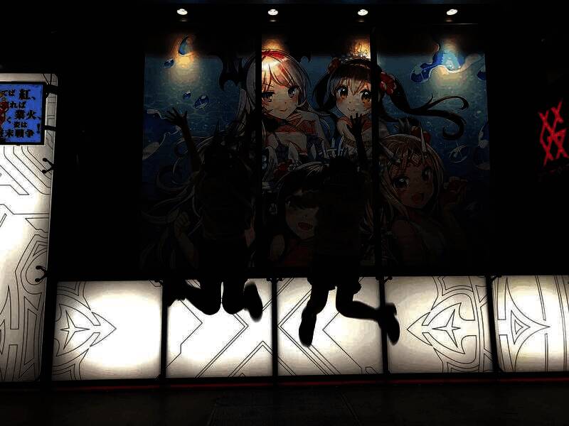 游戏剧情CG画面，主角与伙伴们站在废墟之上仰望反转的天空，背景是巨大的神明投影