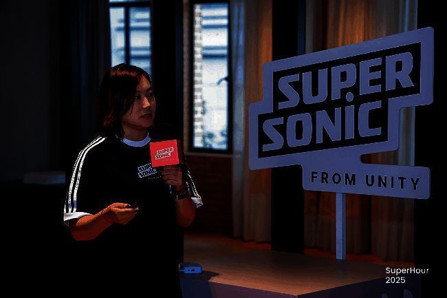 Supersonic from Unity APAC资深产品发行经理Selina Shi在台上进行主题分享，背景为PPT展示立项关键要素