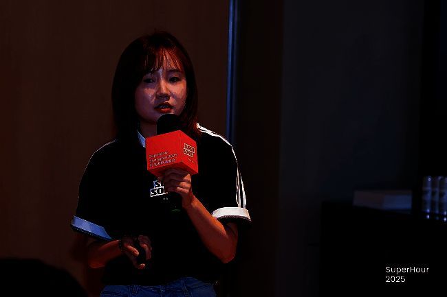 Daisy Chen在演讲中展示Idle游戏立项框架，台下开发者认真聆听