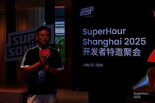 David Wang发布2025混合休闲游戏四大关键词，大屏幕同步显示关键词图示