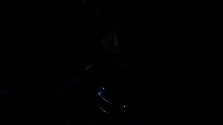 《合金装备3：重制版》中城市街道墙壁上张贴的写真偶像海报特写，风格复古且富有年代感