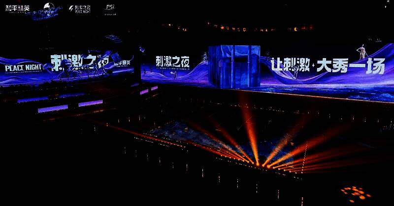 舞台上光影交错，巨型空投箱缓缓开启，释放出绚丽特效，象征着新皮肤与潮流元素的降临