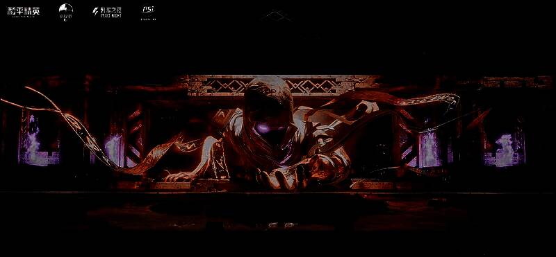 祝绪丹身穿冰蓝色主题皮肤，周身环绕冰雪粒子特效，宛如从极寒之地降临的冰雪女王