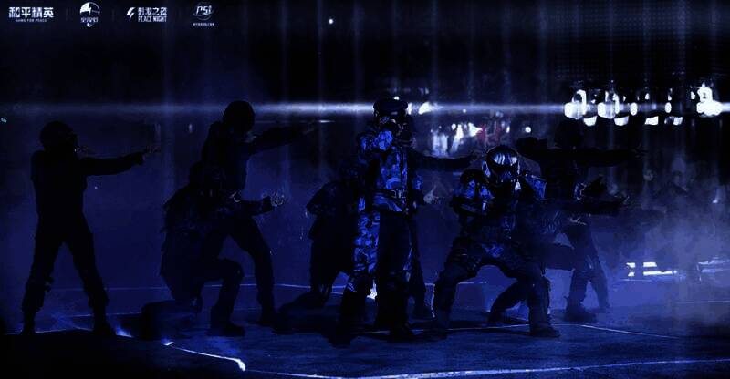 姚安娜身穿银色机甲风战斗服，手持虚拟武器，眼神凌厉，展现特工般的冷峻气质