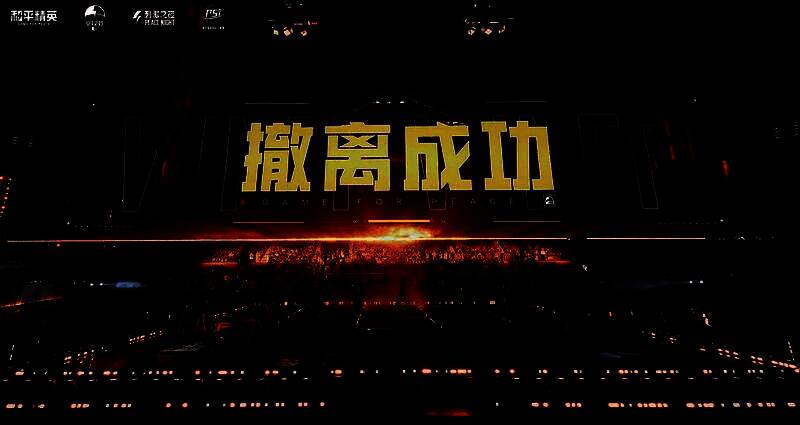 KINJAZ舞团成员身着暗色调战术装，配合灯光与烟雾效果，呈现高节奏对抗场景