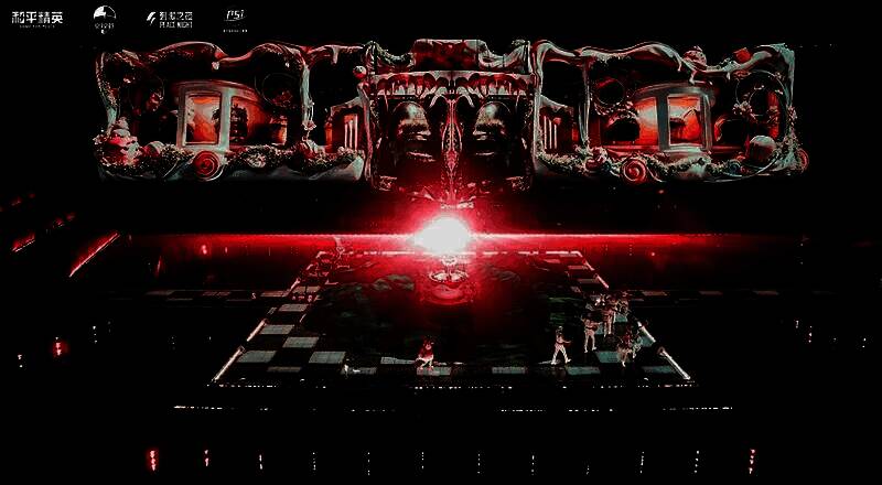 虞书欣穿着粉色系甜美元素皮肤，手持饮料道具，笑容灿烂，背景是糖果色岛屿投影