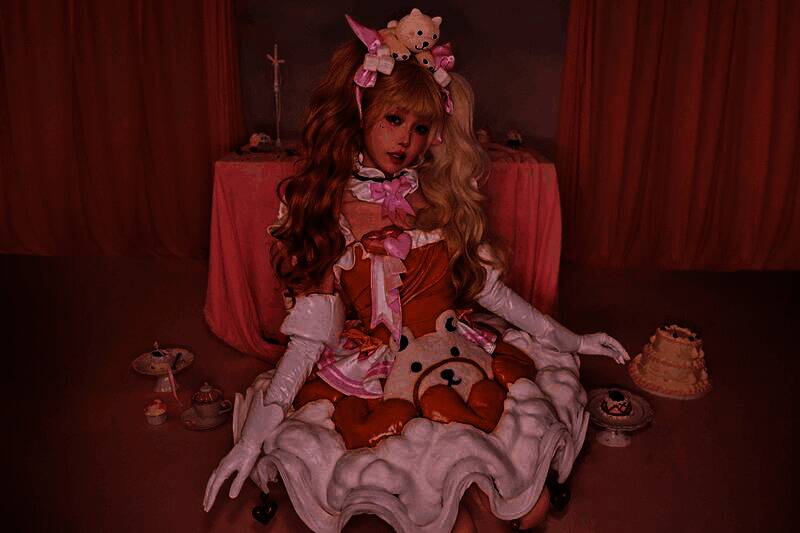 多位女主播列队巡游，周围漂浮着气球与星星特效，整体画面充满童话感