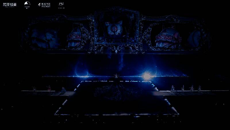 田曦薇身穿镶钻长裙，头戴猫耳发饰，在旋转中裙摆泛起流光，宛如童话公主