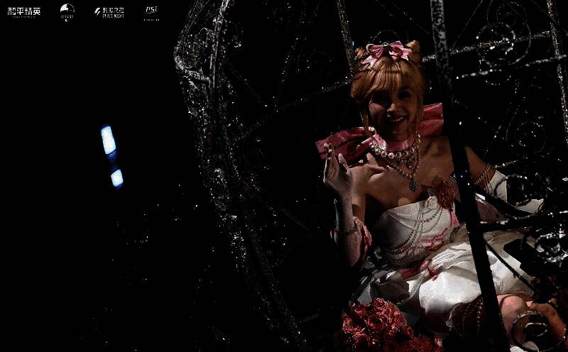 舞台中央一架水晶钢琴悬浮于空中，演奏者指尖流淌出《月光》旋律，周围星光点点