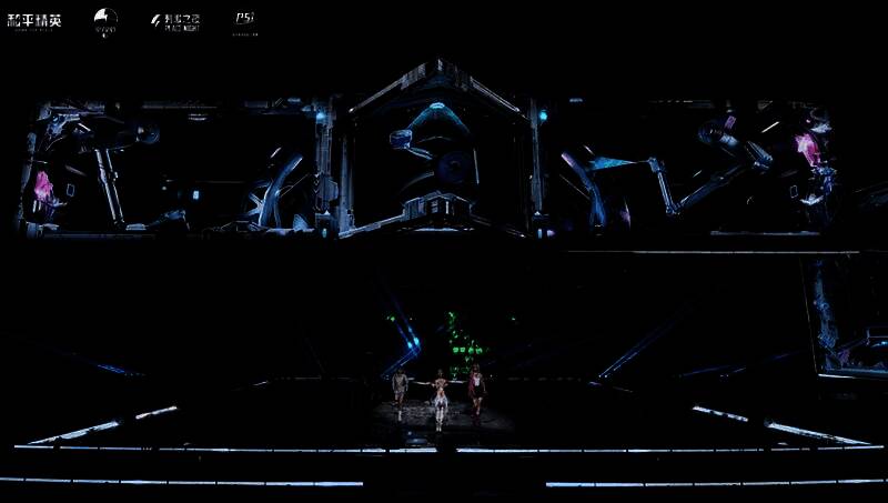 宋茜身穿银白色未来感战甲，在空中旋转翻腾，背景是机械城市与星空交织的巨幅投影