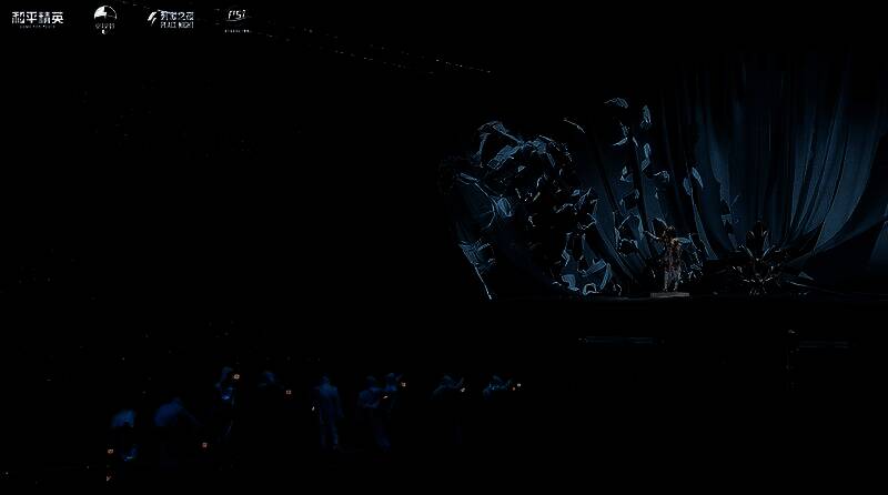 巨型机甲立于舞台一侧，眼部发出红光，与宋茜的动作同步互动，科技感十足