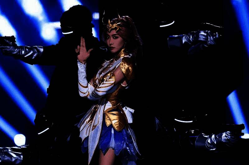 宋茜与机器人并肩起舞，机械臂精准摆动，现场观众惊叹连连