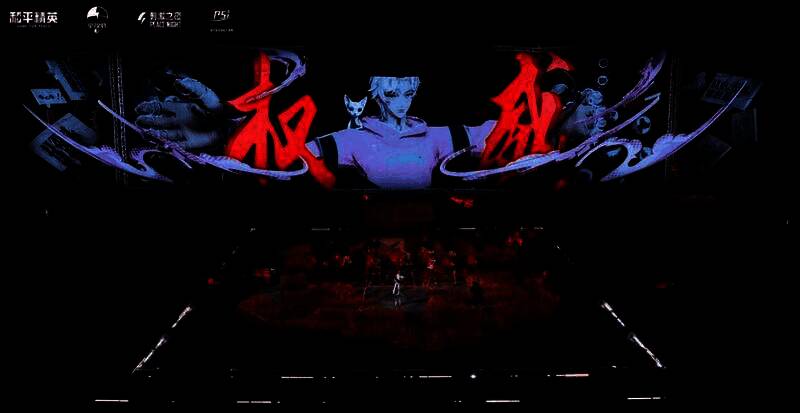 华晨宇与虚拟形象并肩站立，光影交错间真假难辨，科技感与艺术感兼具