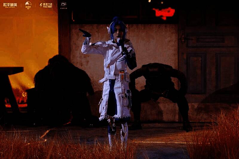 多位主播集体亮相，背景是“权威”主题字样与金色光芒交织的视觉设计