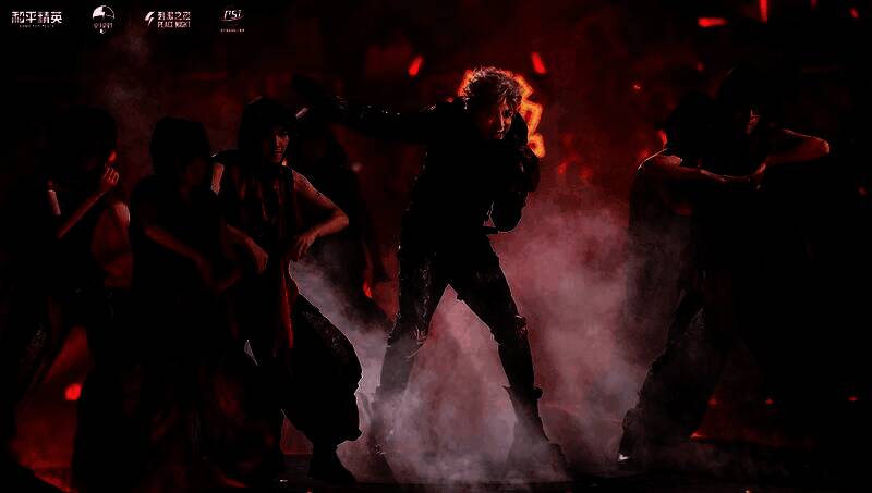 舞台中央升起火焰阵列，配合鼓点节奏，营造出“魔童降世”的震撼场面