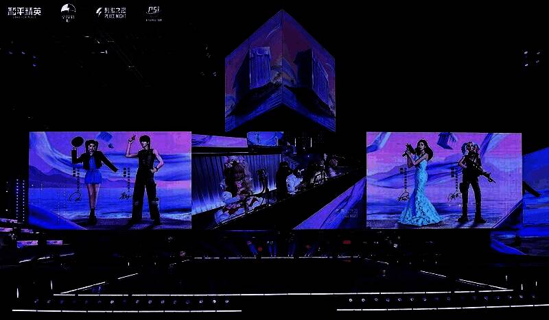 舞台两侧设置双屏直播区，实时展示第一视角战斗画面，增强观众代入感