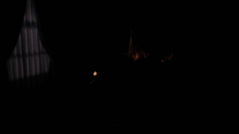 《生化危机9》概念画面，昏暗走廊中隐约可见扭曲人形轮廓，墙面布满诡异涂鸦，营造出压抑恐怖的氛围