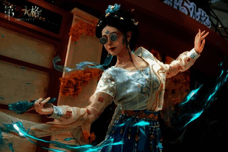 医生COSER在活动现场还原角色造型，身穿白色制服，手持医疗箱，神情温柔