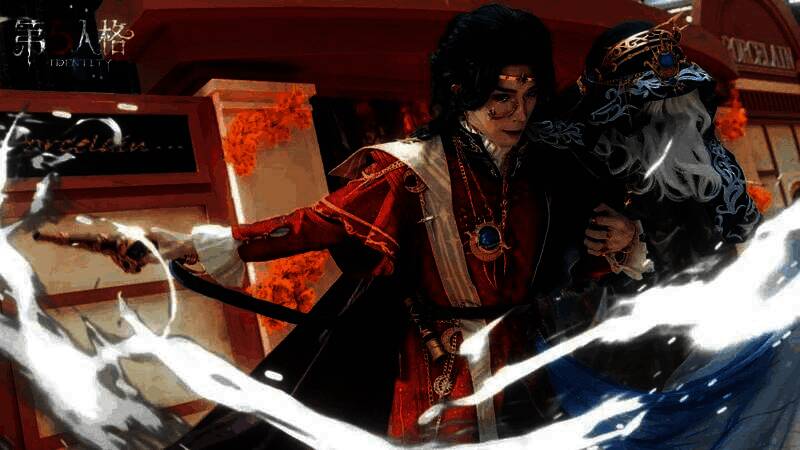 蜡像师COSER身着黑色礼服，手持面具，完美还原游戏中神秘气质