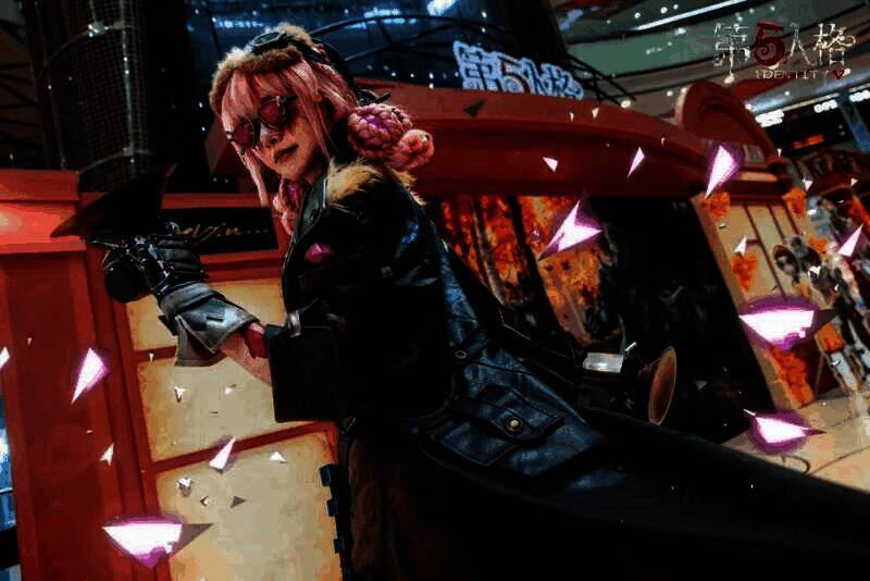 拉拉队员COSER身穿运动风格服装，手持彩球，活力四射地与玩家互动