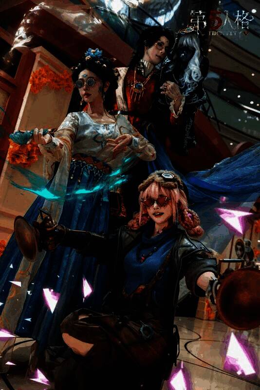 多位COSER与玩家合影留念，现场气氛热烈，充满节日氛围