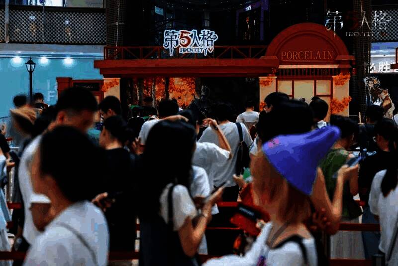 玩家正在参与节气接力游戏，现场布置充满秋日元素，气氛欢快