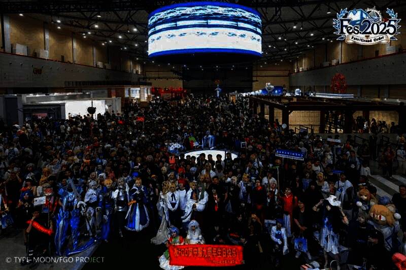 杭州国际博览中心外景，FGO FES 2025主题立牌矗立入口，玩家排队入场