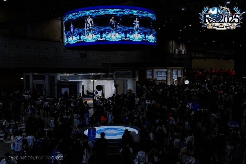 玩家在FGO展区的温泉场景前合影，灯光柔和，蒸汽升腾，极具氛围感