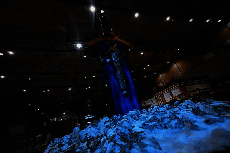 玩家围绕巨型宝具「星剑艾比塔夫」合影，灯光特效炫目，场面震撼