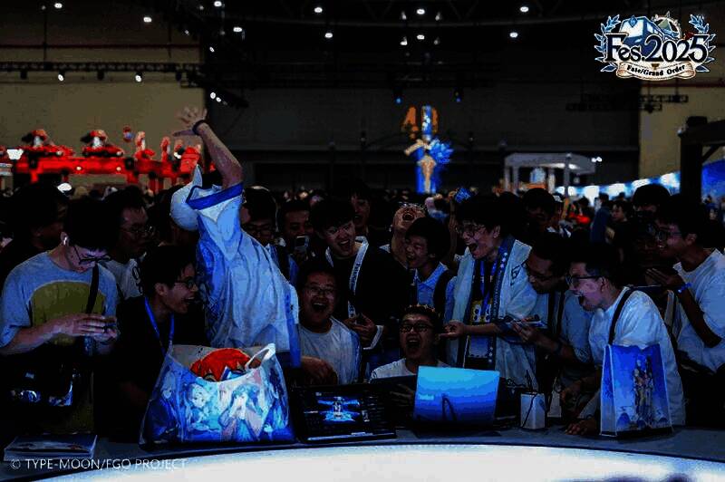 玩家手持手机展示抽中希耶尔学姐的界面，脸上洋溢着喜悦笑容