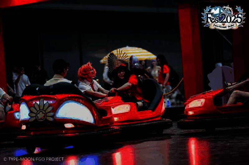 玩家在互动区参与从者冰壶挑战，现场笑声不断，气氛轻松