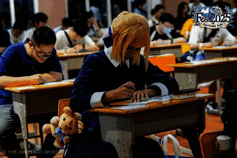 御主在百芙园亲手书写带有FGO角色图案的福字，专注而认真