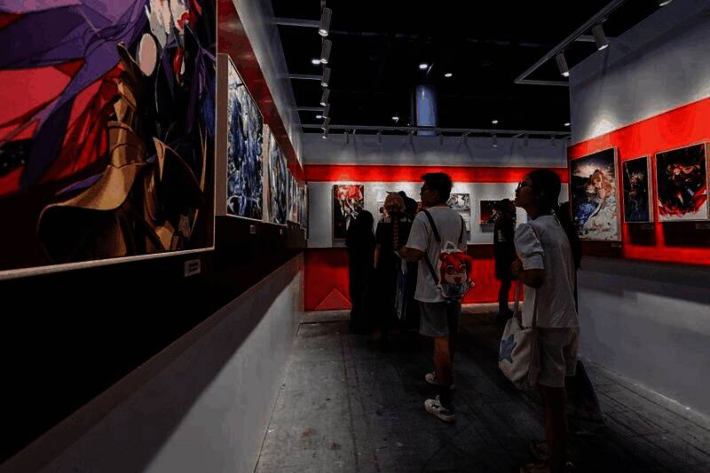 玩家驻足观看主线剧情原画展，画面展示奏章二关键场景，情绪沉浸