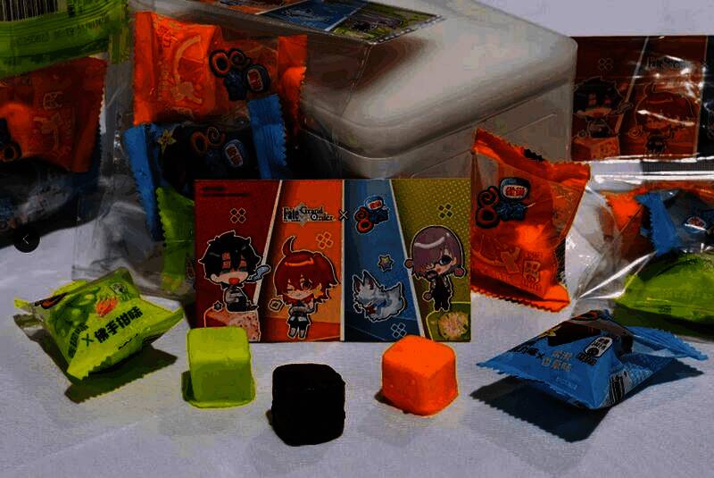 贩售区人山人海，玩家手持购物袋展示刚购买的限定周边，满脸喜悦