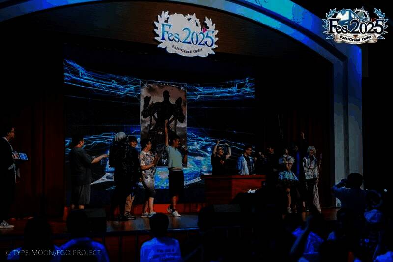 COSER在主舞台表演，身着华丽服装演绎从者角色，观众热烈鼓掌