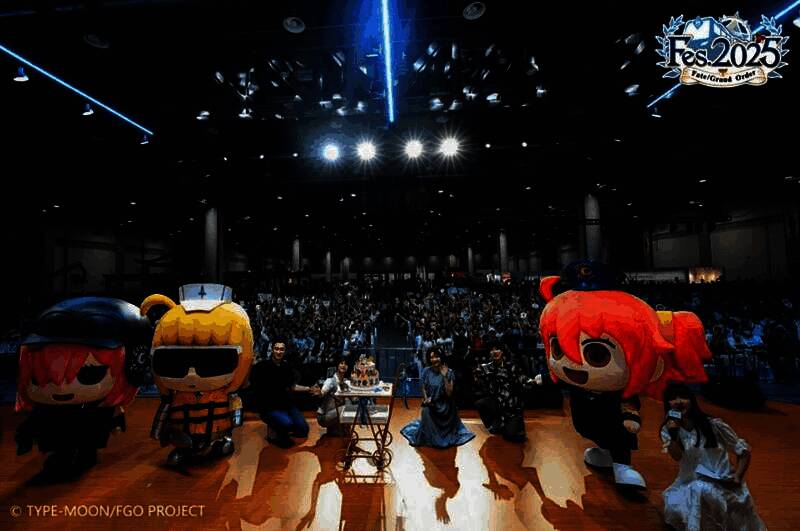 三位声优在舞台上与观众互动，背景是“FGO九周年”庆祝字样，气氛温馨感人