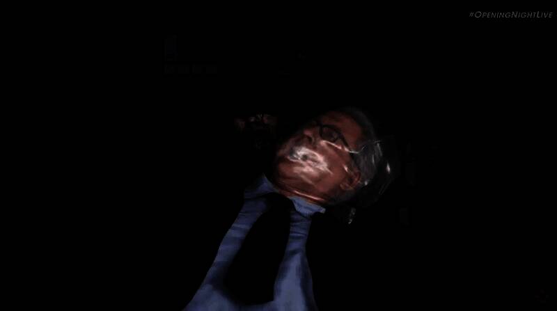 《生化危机9》游戏内画面，昏暗走廊中主角手持手电前行，远处隐约可见巨大怪物轮廓