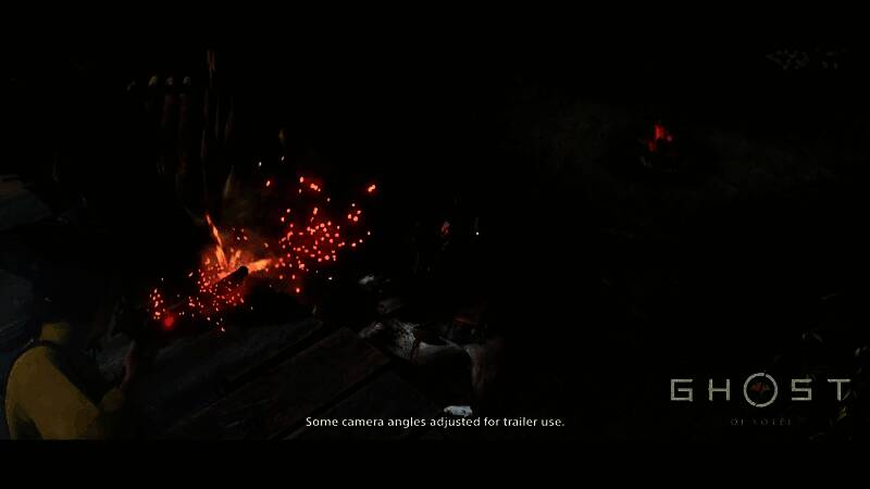 女主角笃手持火绳枪瞄准敌人的战斗画面，背景为黄昏下的日式村落