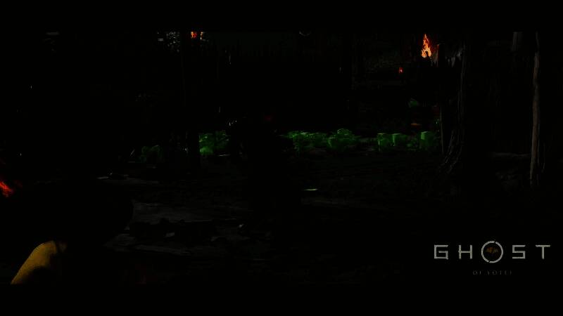 投掷武士刀命中目标的慢动作画面，刀光划破空气