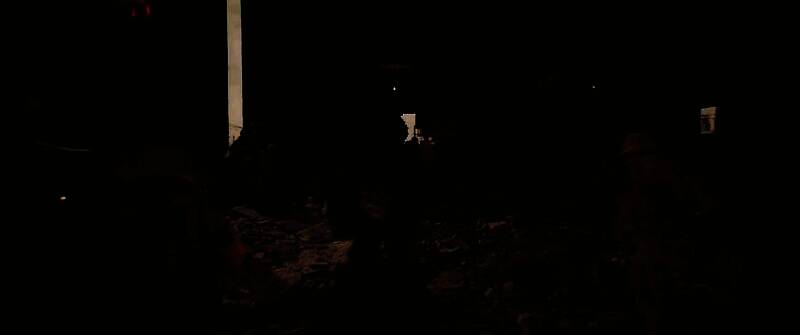 夜间城市战斗场景，火光映照楼宇，光影效果细腻逼真