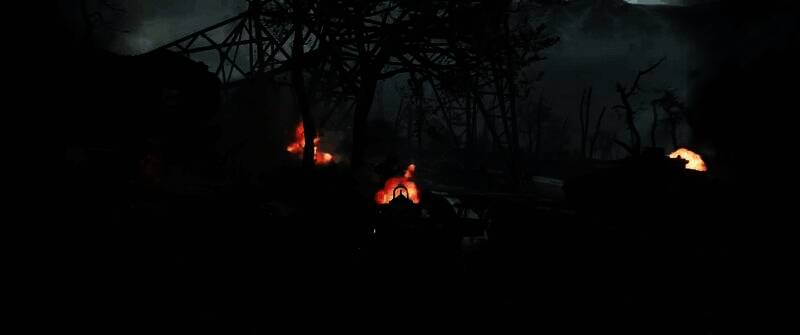 水下作战场景，光线折射与气泡效果极具沉浸感