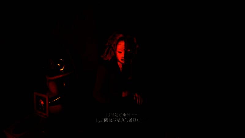 主角手持道具在走廊奔跑，身后传来脚步声，画面左下角显示背包中的多个功能性道具图标