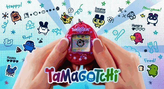 电子宠物鸡经典款式展示，小巧屏幕中显示着像素风格的宠物形象，外壳色彩鲜艳，充满怀旧感